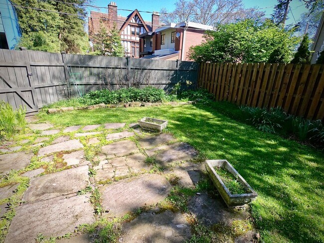 Building Photo - 9/1 Beautiful Hidden GEM. 2 Blocks from Wa...