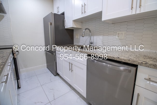 Building Photo - 1 Month Free Gorgeous 2BR- Open Layout- Island Kitchen-Pool- Central AC