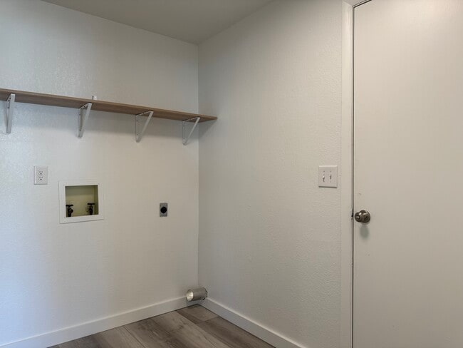 Building Photo - 903 Sunny Ln