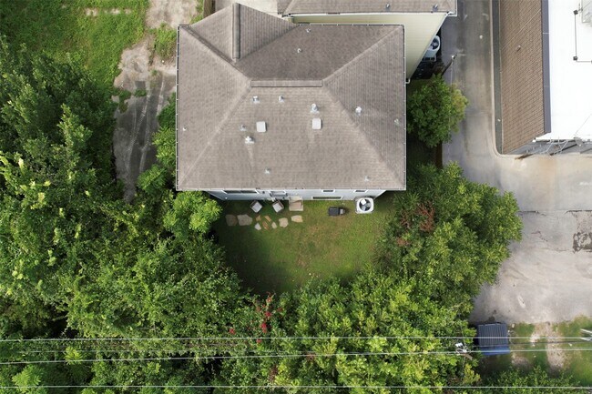 Building Photo - 214 W 28th St