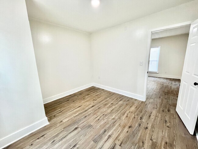 Building Photo - Nice Family Home in the 40215 Area