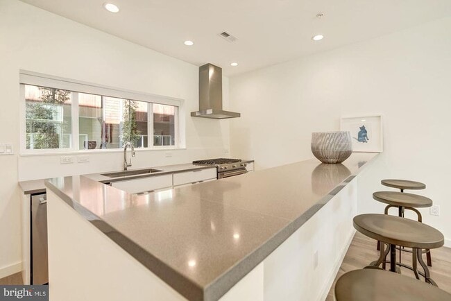 Building Photo - 446 Ridge St NW