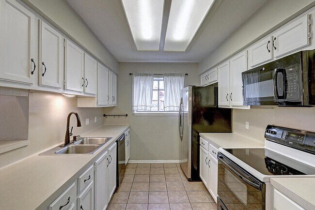 Building Photo - 913 St Timothy St