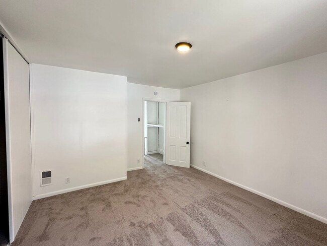 Building Photo - Renovated 2 Bed, 1 Bath Apartment in Sharp...