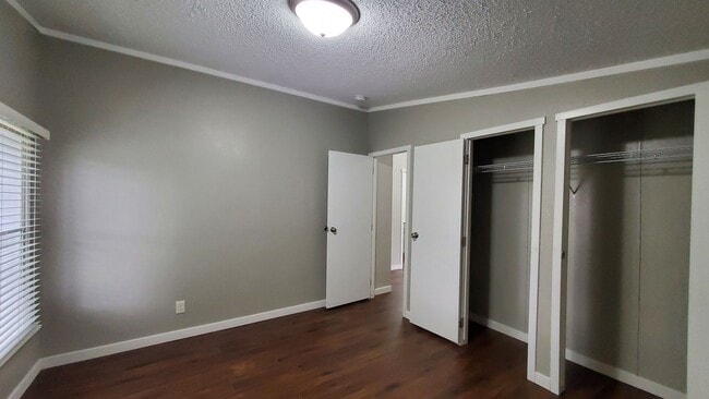 Building Photo - Spacious, Newly Renovated 3 Bed, 2 Bath Home