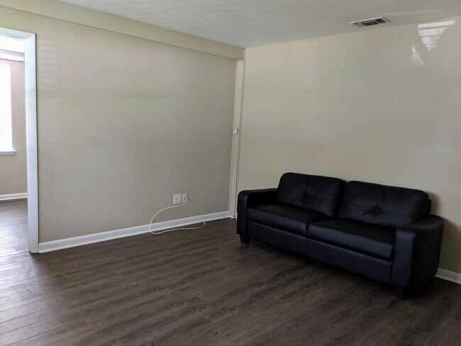 Building Photo - 806 Essex Dr