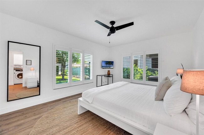 Building Photo - 549 NE 14th Ave