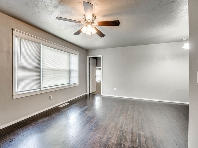 Building Photo - 3 Bedroom 1 Bath Home in Shawnee!