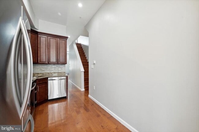 Building Photo - 528 S 13th St