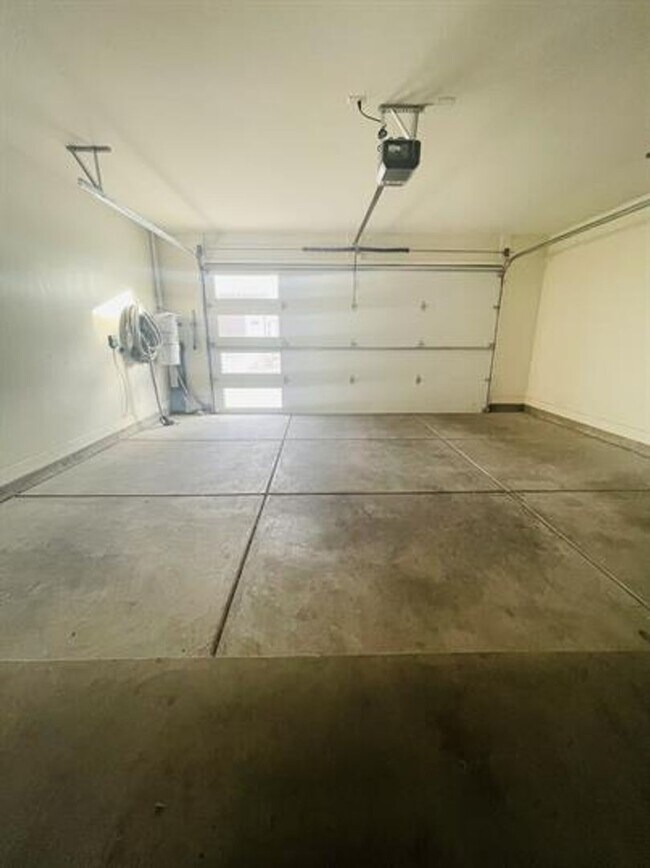 Building Photo - Desert Color Townhome!