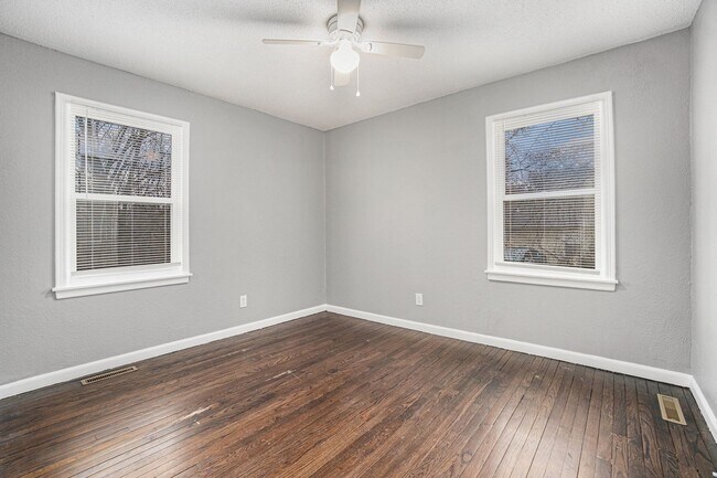 Building Photo - WOW! 4 BR, 1 BA: Move-In Ready!