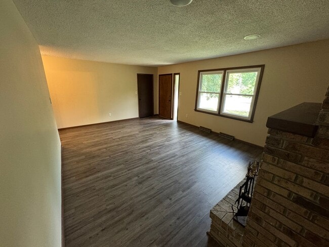 Building Photo - 3 bedroom 2 bath Springfield Home located ...