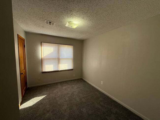 Building Photo - 3 bed 1 bath 2 car, indoor laundry and new...