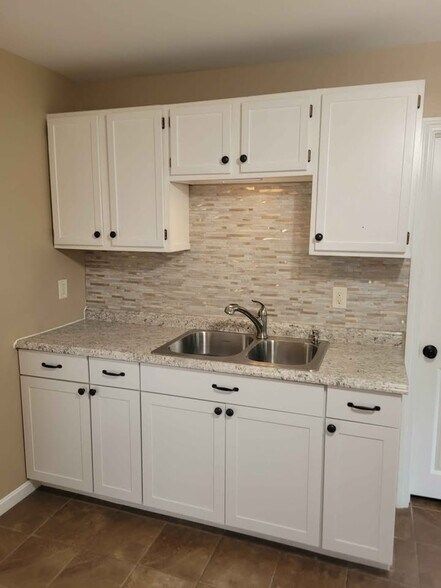 Building Photo - 391 Putnam Pike