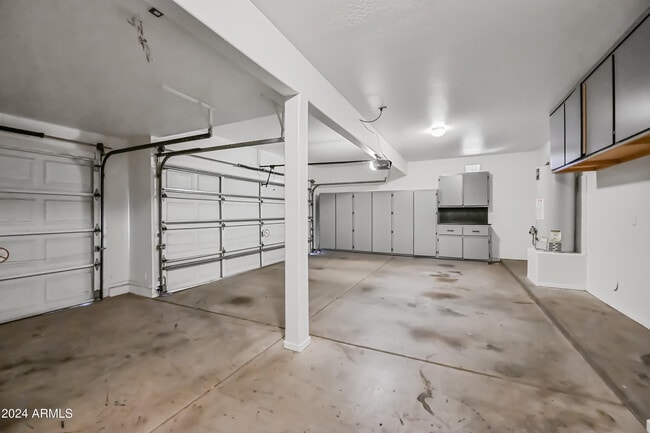 Building Photo - 4633 E Robin Ln