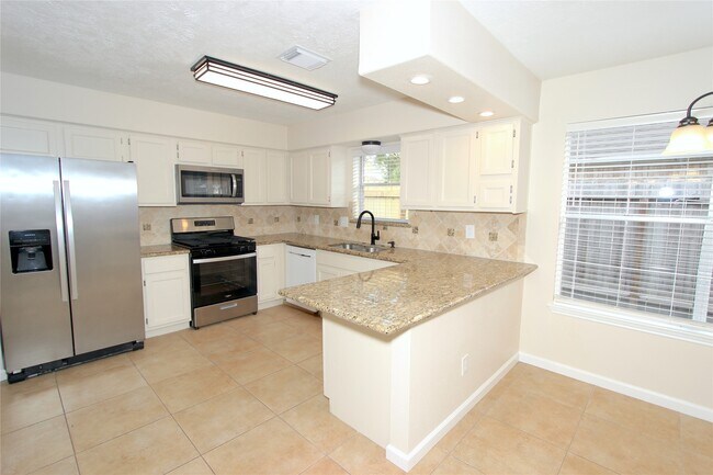 Building Photo - 2731 Colony Dr