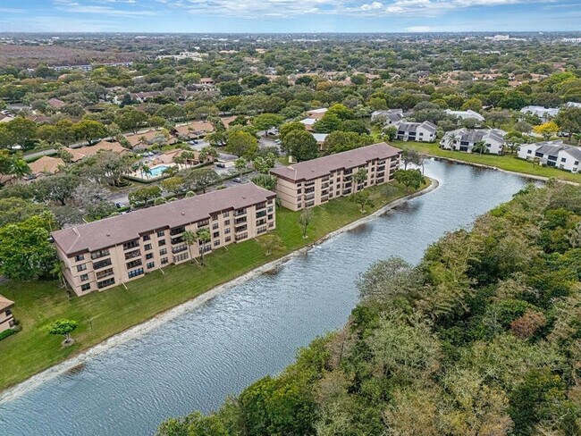 Building Photo - 2660 Carambola Cir N