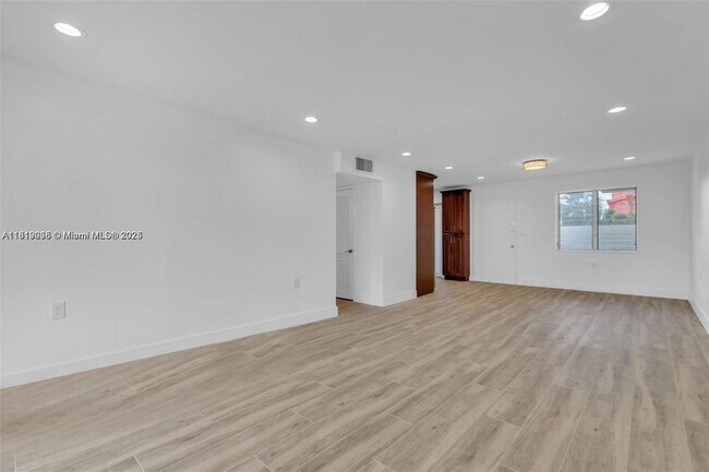 Building Photo - 1631 NE 114th St