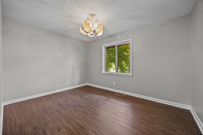 Building Photo - 3 Bedroom 2 Freshly Remodeled Bathrooms