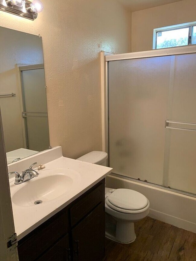 Building Photo - Downstairs unit approaching Downtown Visalia!