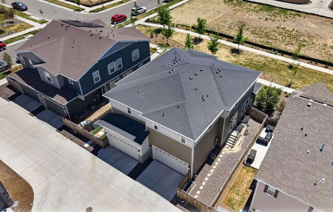 Building Photo - Beautiful 3 bed, 3 bath townhome in the lovely Painted Prairie Community!