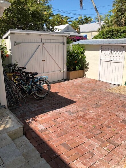bike storage - 901 White St