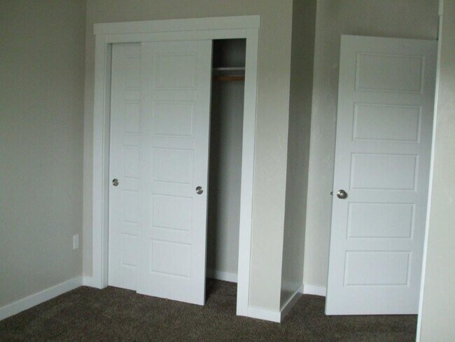 Building Photo - Beautiful  4 bed, 2.5 bath 2 car with extra deep bay and an additional office