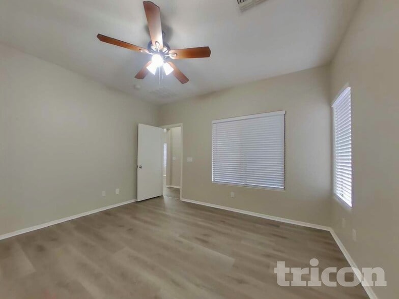 Building Photo - 13038 W Aster Dr