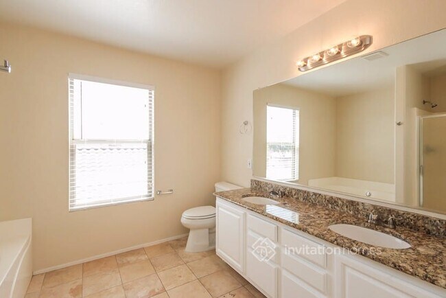 Building Photo - 2322 E Spruce Dr