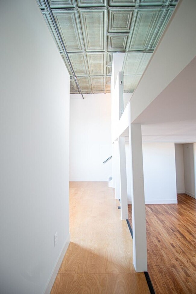 Building Photo - Spacious Loft