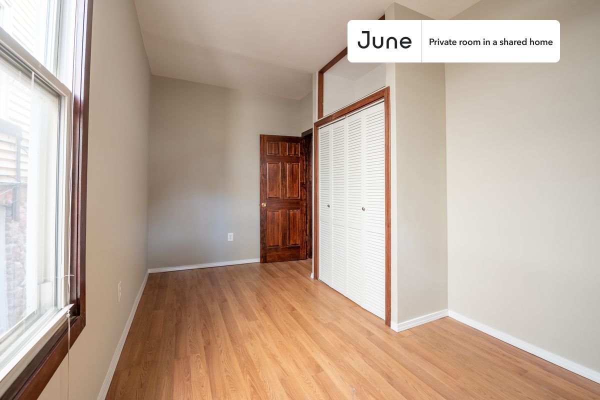 Building Photo - Room in Shared 4 bed/1 bath home