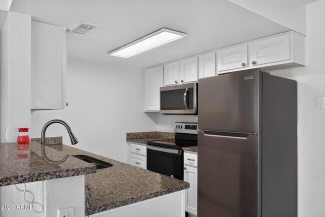 Building Photo - 2132 W Glenrosa Ave