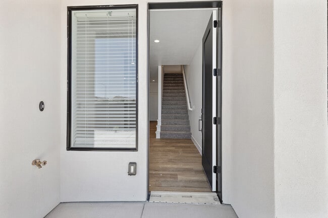 Building Photo - 1082 W Albertine Ln