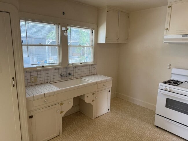 Building Photo - Rare 2 Bedroom Home Downtown Dixon *Star R...