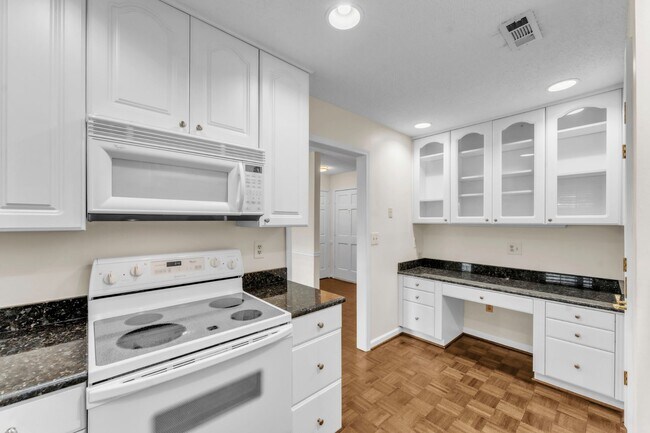 Building Photo - Beautiful 2-Bed, 2-Bath Condo with Elegant...