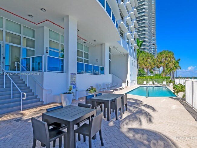 Building Photo - 725 NE 22nd St