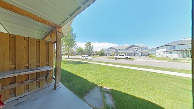 Building Photo - Beautiful 3 bedroom, 2 1/2 bathroom, townhouse with attached garage!