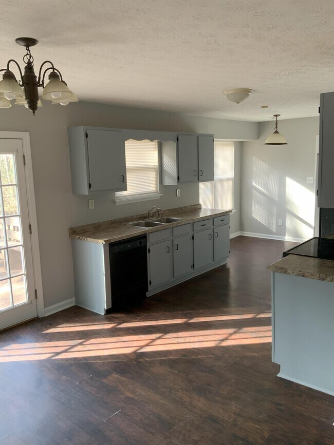 Building Photo - 504 Carlton Ln