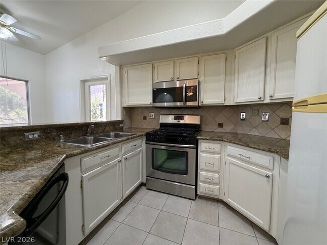 Building Photo - 900 Heavenly Hill Ct