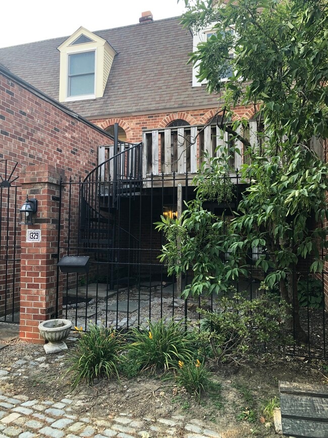 Richards Alley townhome 2BR/2BA, 3 offstreet parking spots - 1329 Richards Aly