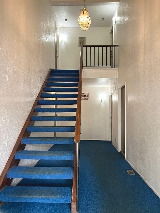 Building Photo - 225 Deerpath Ct