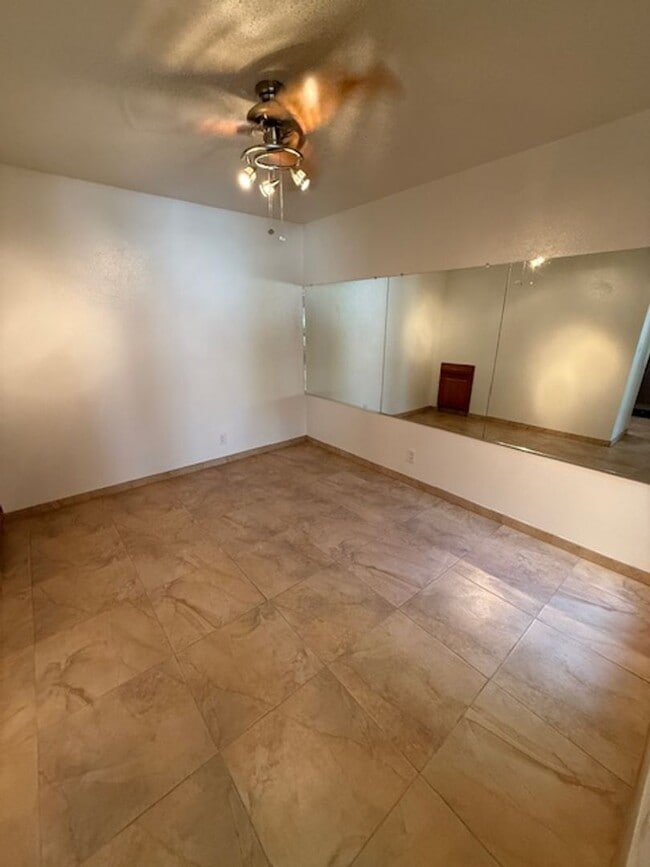 Building Photo - Beautiful 2 bedroom 2.5 bathroom with two ...