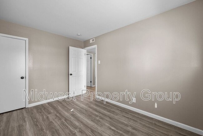 Building Photo - 1421 Vero Dr