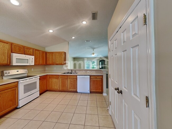 Building Photo - 800 S Edenbridge Way