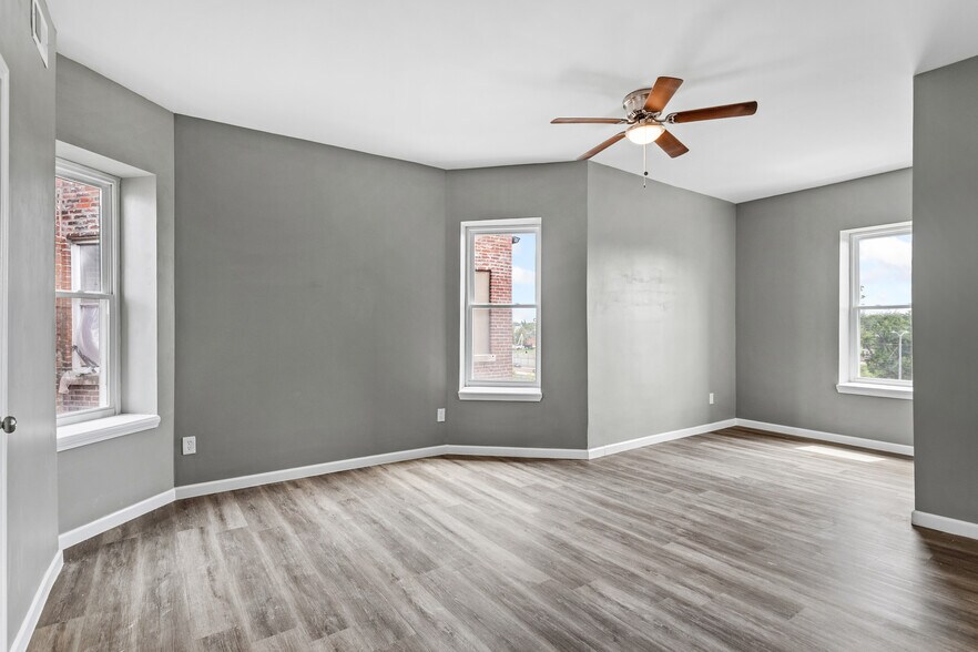 Building Photo - 5582 Pershing Ave
