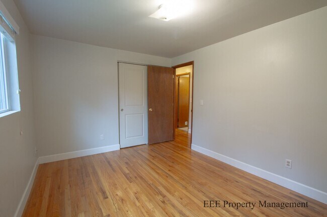 Building Photo - Bellevue Home in Phanton lake Area