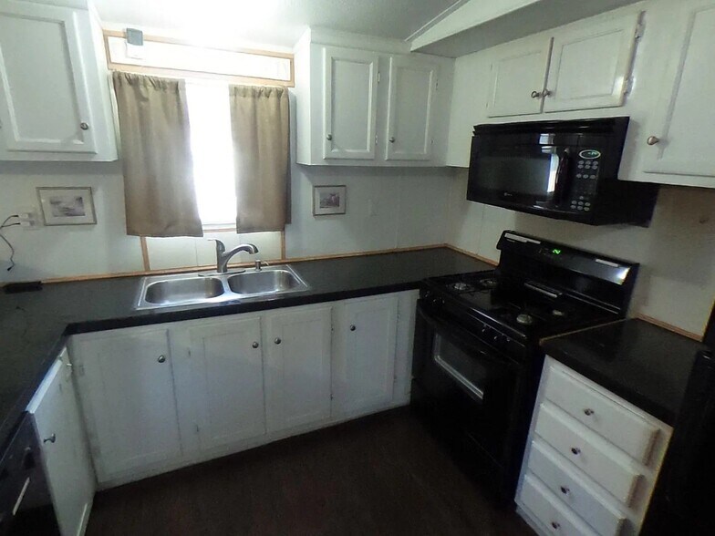 Building Photo - 204 Royal St