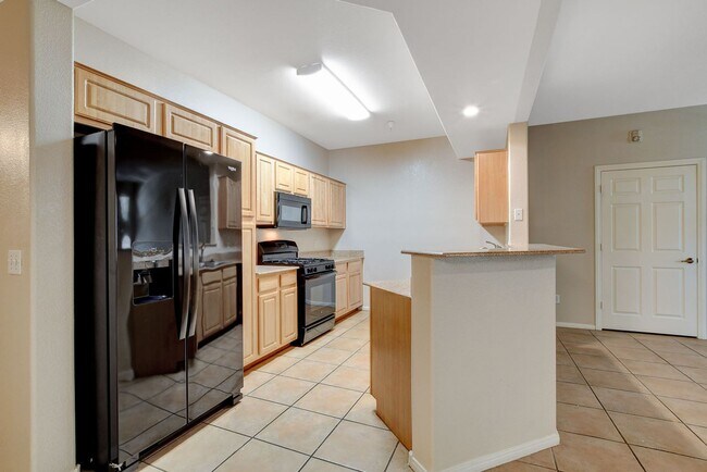 Building Photo - Beautiful  2bed 2bath Gated Community