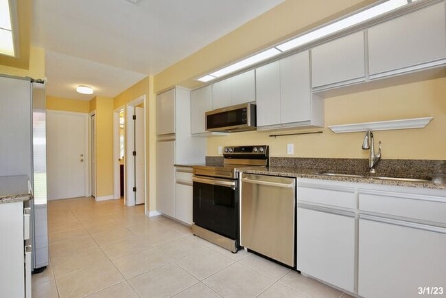 Building Photo - Gorgeous 2/2 Spacious Home with a Large Ba...