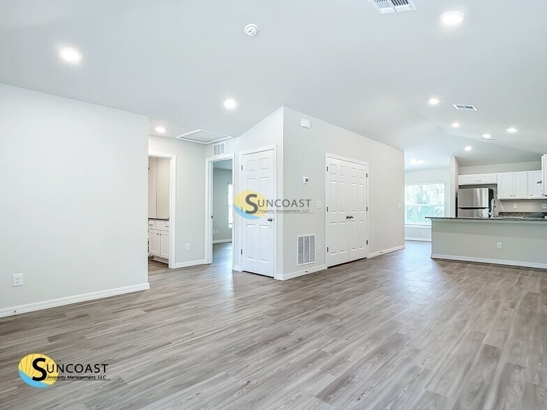 Building Photo - 2104 Fernwood St
